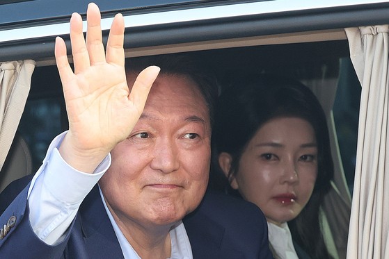 윤석열 전 대통령과 부인 김건희 여사가 지난 11일 오후 서울 용산구 한남동 대통령 관저를 떠나 서초동 사저로 이동하며 지지자들과 인사를 하고 있다.뉴스1