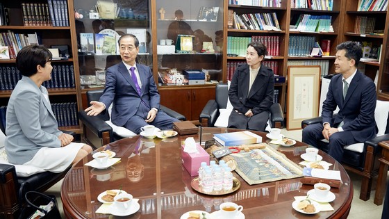 무소속 한덕수 대선 예비후보(왼쪽 두 번째)가 일요일인 4일 예배 참석차 서울 종로구 종교교회를 찾아 전창희 담임 목사 등 교회 관계자들과 대화하고 있다. 한덕수 캠프 제공. 