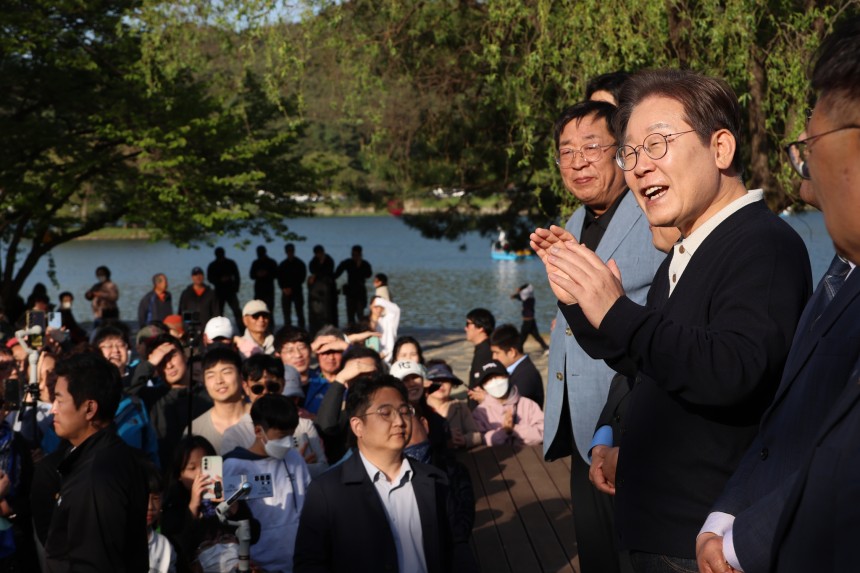 더불어민주당 이재명 대선 후보가 '골목골목 경청투어'에 나선 4일 충북 제천군 의림지를 찾아 도민들에게 지지를 호소하고 있다. 연합뉴스