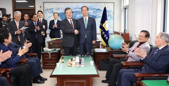 21대 대통령 선거 출마를 선언한 한덕수 전 국무총리(오른쪽)가 지난 3일 헌정회를 방문해 정대철 헌정회장과 악수를 하고 있다. [뉴스1]