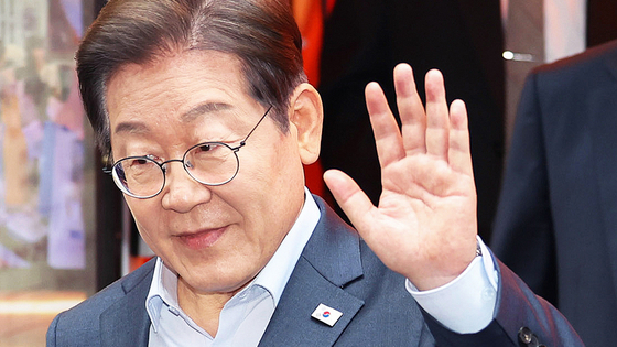 더불어민주당 이재명 대선 후보가 1일 서울 종로구의 한 포차 식당에서 '당신의 하루를 만드는, 보이지 않는 영웅들'이란 주제로 열린 배달 라이더, 택배 기사 등 비(非)전형 노동자들과의 간담회를 마친 뒤 나서며 손인