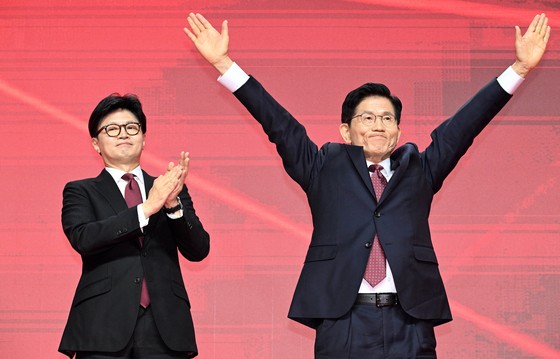 김문수 국민의힘 대통령 후보가 3일 경기 고양시 킨텍스에서 열린 5차 전당대회에서 최종 후보로 확정된 뒤 기뻐하고 있다. 왼쪽은 한동훈 대선 경선 후보. 뉴스1