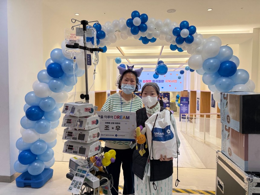 급성 골수성 백혈병을 이겨내고 산림연구직 공무원이 되고 싶다는 연우(18·오른쪽)와 연우 엄마 김정은씨가 2일 서울대어린이병원 CJ홀에서 열린 어린이날 행사에 참석한 뒤 기념촬영을 했다.남수현 기자
