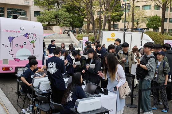 넥슨은 온라인 게임 메이플스토리 팝업스토어를 전국 각지의 대학교와 번화가에서 연다‘핑크빈의 전국 캠퍼스 투어’라는 타이틀 아래 펼쳐지는 이번 대규모 행사는 지난달 17일 시작해 이달 15일까지 약 한 달에 걸쳐 