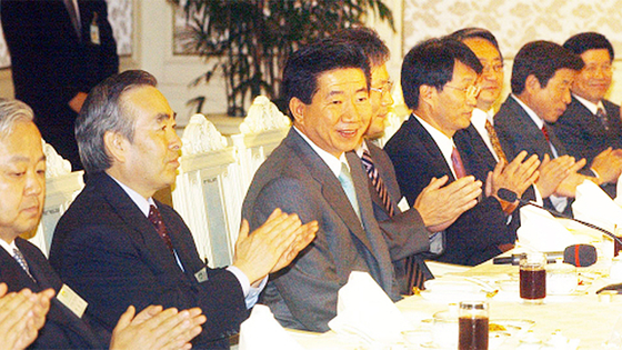 2003년 5월 30일 청와대에서 열린 언론사 편집국ㆍ보도국장 초청 오찬. 노무현 대통령 오른쪽 둘째가 이장규 중앙일보 편집국장이다. 같은 해 11월 만찬은 비공개 일정이어서 사진 촬영을 하지 않았다. 중앙포토 