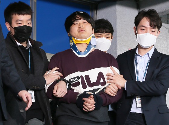 지난 2022년 텔레그램에서 미성년자를 포함한 최소 74명의 여성들을 대상으로 성 착취물을 제작 및 유포한 혐의를 받는 '박사방' 운영자 조주빈(30)이 검찰에 송치되는 모습. 강정현 기자