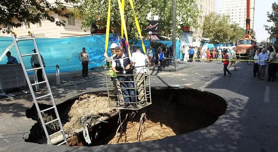 기후 변화와 부실한 물 관리로 인해 세계 최악의 지반 침하를 겪는 이란이 싱크홀 공포에 떨고 있다.사진 이란 와이어닷컴
