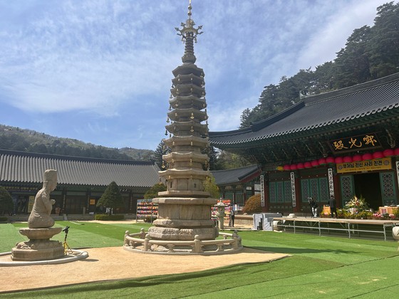 지난 5년 간 보수 공사를 거친 강원도 평창 월정사의 월정사팔각구층석탑(국보)이 지난달 30일 언론에 공개됐다. 고려 초기 다각다층석탑의 전형으로 꼽히는 이 탑은 상륜부 금속장엄물이 노후화하면서 2019~2024년에