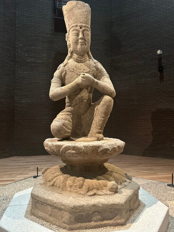 월정사 성보박물관에 전시되고 있는 '평창 월정사 석조보살좌상'(국보). 애초엔 월정사 팔각구층석탑(국보)을 향해 두 손을 가슴 앞에 모으고 공양을 올리는 듯한 자세로 앉아 있었다. 고려시대부터 풍화작용에 시달린 진품