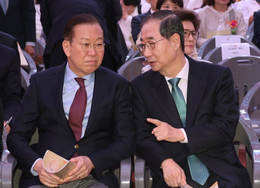권영세 국민의힘 비대위원장(왼쪽)과 한덕수 무소속 예비후보가 대화를 하고 있다. 대통령실사진기자단