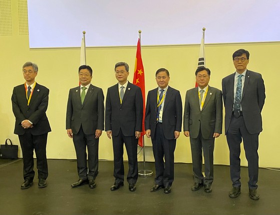 4일(현지시간) 이탈리아 밀라노에서 열린 한일중 및 ASEAN+3 재무장관?중앙은행총재 회의에서 히미노 BOJ 부총재(왼쪽부터),카토 일본 재무장관,<a href=