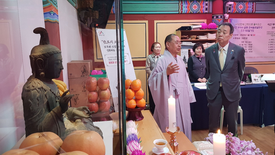 지난달 11일 미즈시마 고이치 주한 일본대사(오른쪽)가 충남 서산 부석사를 찾아 주지 원우 스님의 설명을 들으며 일본으로 돌아갈 고려시대 금동관세음보살좌상을 살펴보고 있다.연합뉴스