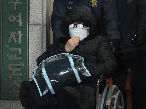 지난 2022년 12월 검찰의 1개월 형집행정지 결정에 따라 일시 석방됐던 최서원씨.뉴스1