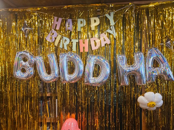 5일 동대문구 연화사 부처님 생신 카페에‘Happy birthday Buddha(부처님 생신 축하해요)’라는 글귀의 풍선이 걸렸다.방문객들은 풍선 앞에서 기념 촬영을 했다.박종서 기자
