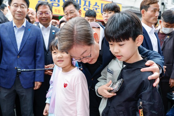 이재명 더불어민주당 대통령 후보가 2차 골목골목 경청투어에 나선 5일 오후 경기 양평군 양평시장의 문구점 앞에서 어린이들과 대화하고 있다. 뉴스1
