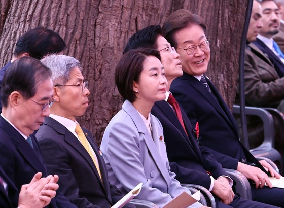  더불어민주당 이재명 대선 후보(오른쪽)와 국민의힘 김문수 대선 후보가 가 5일 서울 종로구 조계사에서 열린 불기 2569년 부처님오신날 봉축법요식에서 대화를 나누고 있다. 연합뉴스