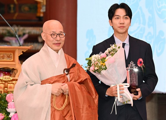 가수 이승기가 5일 서울 종로구 조계사에서 열린 불기 2569년 부처님오신날 봉축법요식에서 조계종 총무원장 진우스님으로부터 2025 불자대상을 수상한 뒤 기념촬영을 하고 있다. 연합뉴스