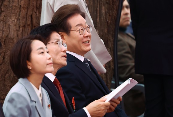 이재명 더불어민주당 대통령 후보와 김문수 국민의힘 대통령 후보가 5일 오전 서울 종로구 조계사에서 열린 불기 2569년 부처님오신날 봉축법요식에 참석해 자리하고 있다.뉴스1