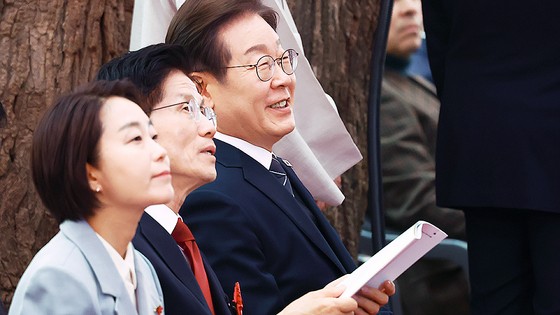  이재명 더불어민주당 대통령 후보와 김문수 국민의힘 대통령 후보가 5일 오전 서울 종로구 조계사에서 열린 불기 2569년 부처님오신날 봉축법요식에 참석해 자리하고 있다. 뉴스1