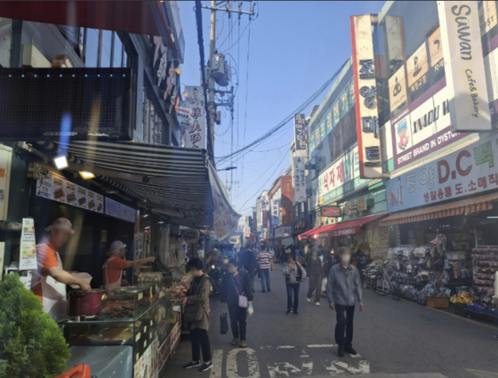 5일 오후 서울 광진구 자양동 소재 양꼬치 거리.지난달 17일 윤석열 전 대통령을 지지하는 극우 성향 한 청년단체는 이곳에서 ″짱X″,″중국으로 떠나라″ 등의 구호를 외치며 혐중 시위를 벌였다.김성진 기자