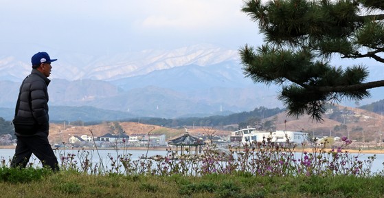 지난달 14일 강원 강릉시 경포호 산책로.기사와 직접적 연관 없음.연합뉴스