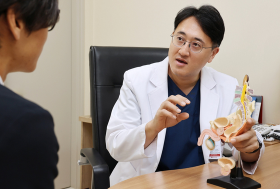 고려대안암병원 비뇨의학과 박민구 교수는 남성 갱년기에 대해 “나이가 들어 나타나는 증상이겠거니 무시하지 말고,적극적인 관심과 꾸준한 관리가 필요하다”고 말한다.사진 고려대안암병원