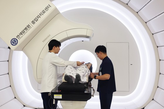 "벌써 암치료 끝? 옷 갈아입는 시간보다 짧았다"…중입자치료 2년