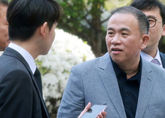 윤석열 전 대통령 부부 공천 개입 의혹의 핵심 인물인 명태균 씨가 지난달 30일 오전 검찰 조사를 받기 위해 서울 서초구 서울고검 청사로 출석하며 취재진의 질문에 답하고 있다.뉴스1