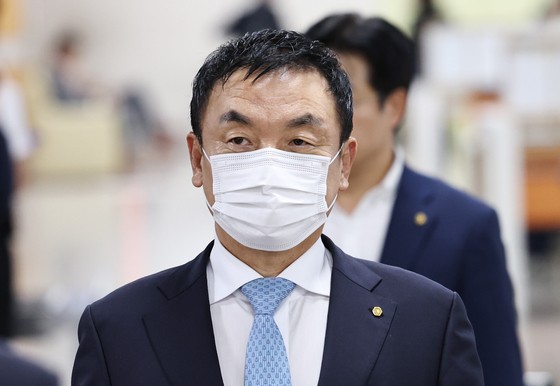 권오수 전 도이치모터스 회장이 지난해 9월 12일 오후 서울 서초구 서울고등법원에서 열리는 도이치모터스 주가조작 관련 항소심 선고공판에 출석하고 있다.뉴스1