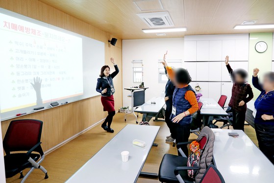 경기도 안산시 단원보건소에서 치매예방교실이 진행되고 있다.장진영 기자 