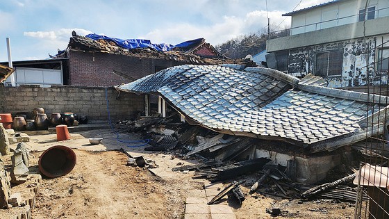 경북 북부지역을 휩쓴 산불이 진화된 지 이틀이 지난 3월 30일 경북 안동시 임하면 신덕리에 위치한 주택이 산불로 무너져 지붕만 남아 있다.김정석 기자
