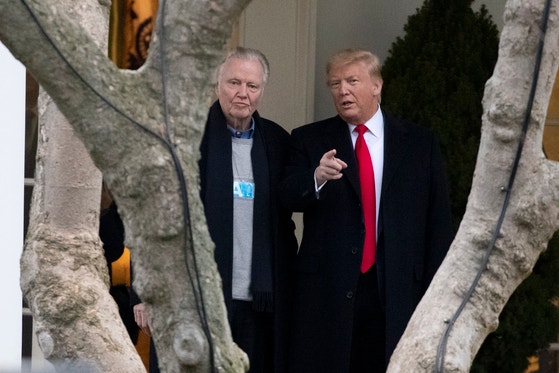 원로배우 존 보이트(왼쪽)가 2020년 1월 28일 당시 대선에서 낙선한 트럼프 대통령이 백악관을 떠나기 전 트럼프 대통령과 나란히 서서 대화를 나누고 있다. AP=연합뉴스