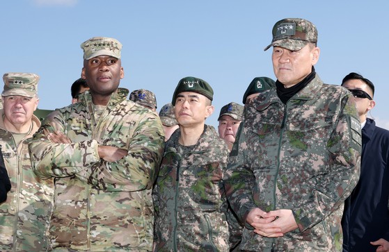 김명수 합참의장,제이비어 브런슨 한미연합군사령관,강신철 한미연합군부사령관 등 양국 군 지휘부가 지난 3월 6일 경기 포천시 승진훈련장에서 열린 '2025년 전반기 한미연합 수도기계화보병사단(수기사) 통합화력 실사