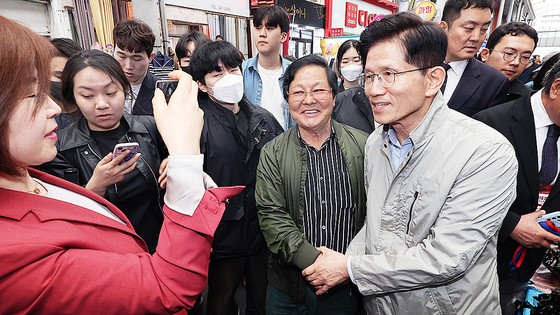 국민의힘 김문수 대선 후보가 6일 경북 포항시 죽도시장을 방문, 시민들과 기념촬영을 하고 있다. 연합뉴스