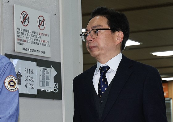 '12·3 비상계엄' 사태와 관련해 내란중요임무종사 등 혐의로 기소된 윤승영 전 경찰청 국가수사본부 수사기획조정관이 지난 3월 20일 오전 서울 서초동 서울중앙지방법원에서 열린 첫 공판에 출석하고 있다.윤 전 조정