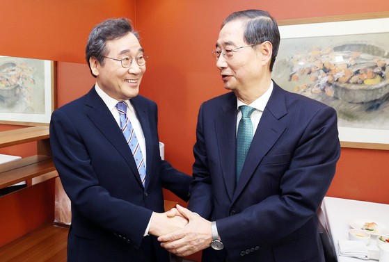  한덕수 무소속 대통령선거 예비후보와 이낙연 전 국무총리가 6일 서울 중구 컨퍼런스하우스 달개비에서 오찬회동을 하기 전 기념촬영을 하고 있다. 뉴스1