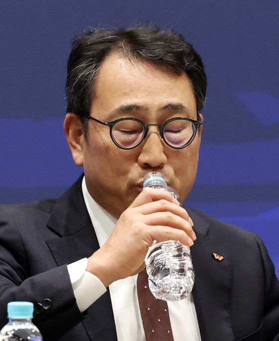 유영상 SK텔레콤 대표이사가 지난 2일 오전 서울 중구 SK텔레콤 T타워에서 열린 사이버 침해 관련 일일 브리핑에서 질문에 답변하던 중 잠시 목을 축이고 있다.뉴스1