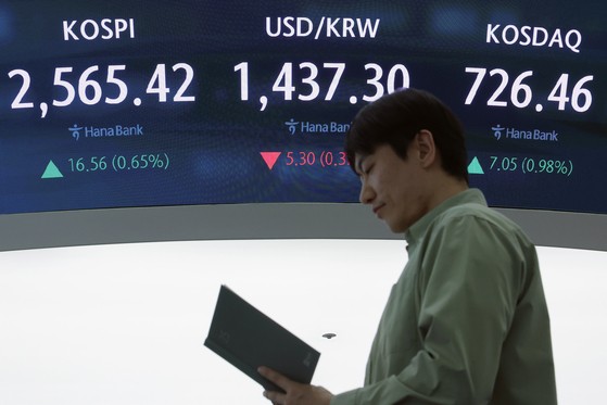 지난달 29일 서울 중구 하나은행 본점 딜링룸 전광판.뉴스1