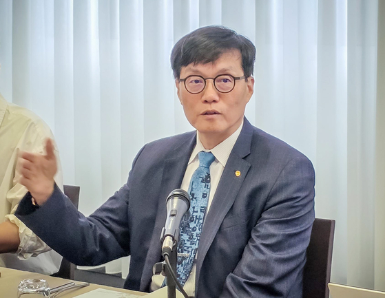 기자간담회 하는 이창용 한은 총재 (밀라노=연합뉴스) 이창용 한국은행 총재가 5일 오전(현지시간) 아시아개발은행(ADB) 연차총회 참석차 방문한 이탈리아 밀라노의 한 호텔에서 기자들과 간담회를 하고 있다.202