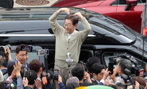 사법부 겨눈 <b>이재명</b>…“제3의 내란 시도 국민이 진압할 것”