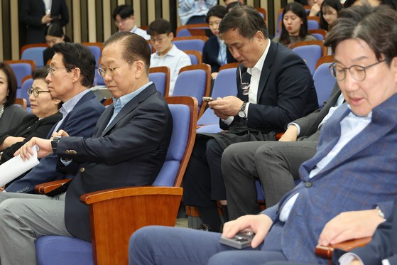 국민의힘 권영세 비상대책위원장이 6일 서울 여의도 국회에서 열린 의원총회에서 시계를 보고 있다.   권 비대위원장은 발언을 통해 한덕수 후보와의 단일화에 대해 "어떻게든 11일까지는 완료돼야 한다"고 말했다. 오른쪽