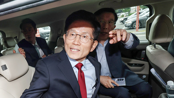 국민의힘 김문수 대선 후보가 6일 아시아태평양경제협력체(APEC) 회의장인 경북 경주시 경주화백컨벤션센터에서 후보 일정을 중단하고 서울로 올라가 현안 문제에 대한 대책을 마련하겠다고 밝힌 뒤 차량에 탑승하고 있다. 