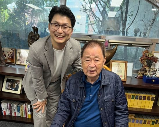 중학교 때 장학금 준 원장문화재단 원종목 이사장(앞쪽)과 함께한 이주호 대표. 매달 잡지를 보내줬는데 이 대표는 ″나를 지켜봐주고 응원하는 어른이 있어 좋다″고 생각했다. [사진 이주호] 
