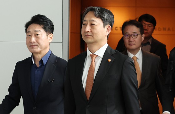 [사진] 체코로 출국하는 안덕근 장관