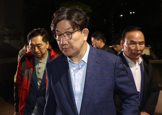 권성동 국민의힘 원내대표가 후보 단일화 문제로 당 지도부와 갈등을 겪고 있는 김문수 대통령 후보를 만나기 위해 6일 밤 서울 관악구 김 후보의 집 앞에서 김 후보를 기다리다 만나지 못하고 발걸음을 돌리고 있다. 뉴스