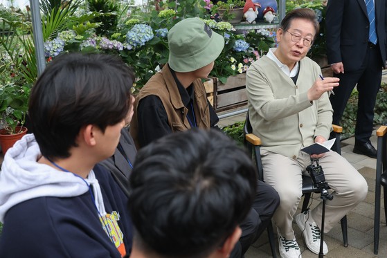 이재명 더불어민주당 대선 후보가 '골목골목 경청투어'에 나선 6일 충북 보은군 화훼농원 숨결에서 청년 농업인들과의 간담회를 갖고 있다.뉴스1