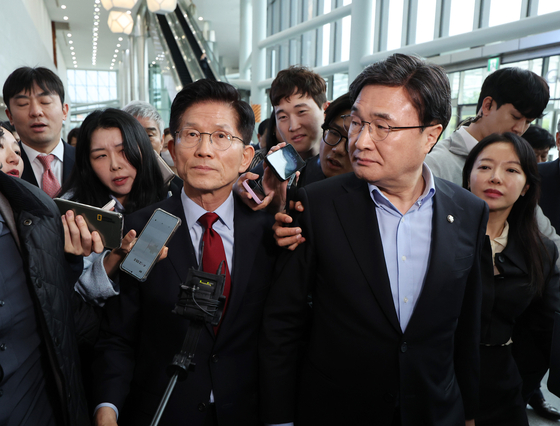 김문수 국민의힘 대선후보가 6일 오후 경주화백컨벤션센터에서 후보 일정 중단을 선언한 뒤 취재진에 둘러싸여 있다. 경북 지역을 방문 중이던 김 후보는 “당이 대선후보까지 끌어내리려 한다”며 “서울에 올라가 남은 현안에