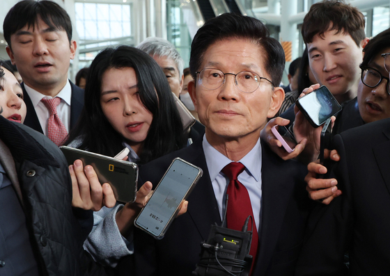 국민의힘 김문수 대선 후보가 6일 아시아태평양경제협력체(APEC) 회의장인 경북 경주시 경주화백컨벤션센터에서 후보 일정을 중단하고 서울로 올라가 현안 문제에 대한 대책을 마련하겠다고 밝힌 뒤 회의장을 떠나고 있다. 