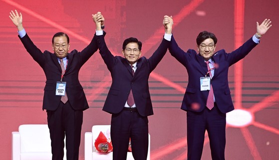 국민의힘 김문수 대선 후보(가운데)가 3일 오후 경기 일산 킨텍스에서 열린 제5차 전당대회에서 권영세 비대위원장(왼쪽), 권성동 원내대표와 기념촬영을 하고 있다. 임현동 기자