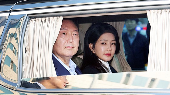 윤석열 전 대통령 부부가 지난달 11일 서울 용산구 한남동 관저를 떠나 서초동 사저로 거처를 옮기고 있다.전민규 기자